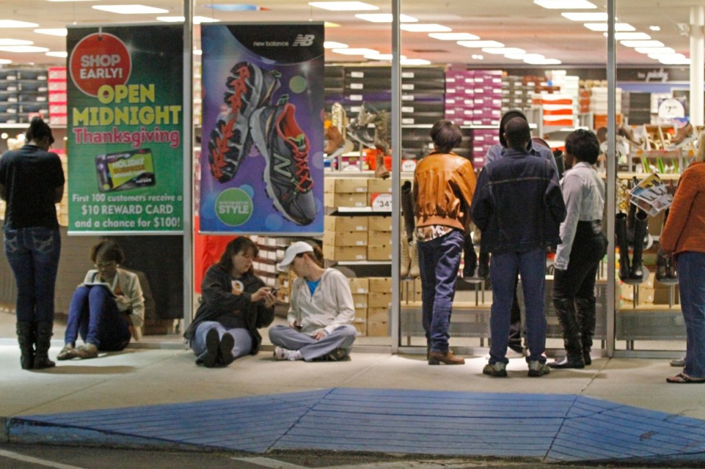 Picture of: Shoe Carnival announces grand opening for store in Topeka