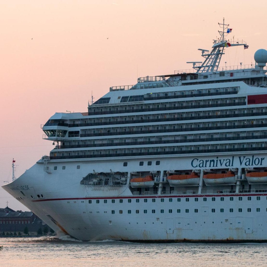 Picture of: Woman jumps overboard on Carnival Valor near New Orleans, U.S